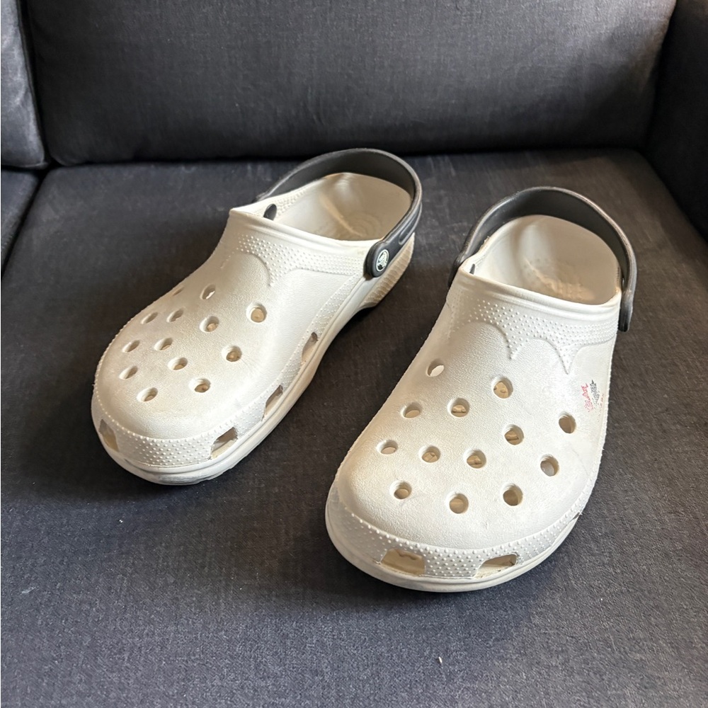 CROCS Stylish Unisex Cream Clogs with Black Strap W12/M10 - Picture 2 of 8